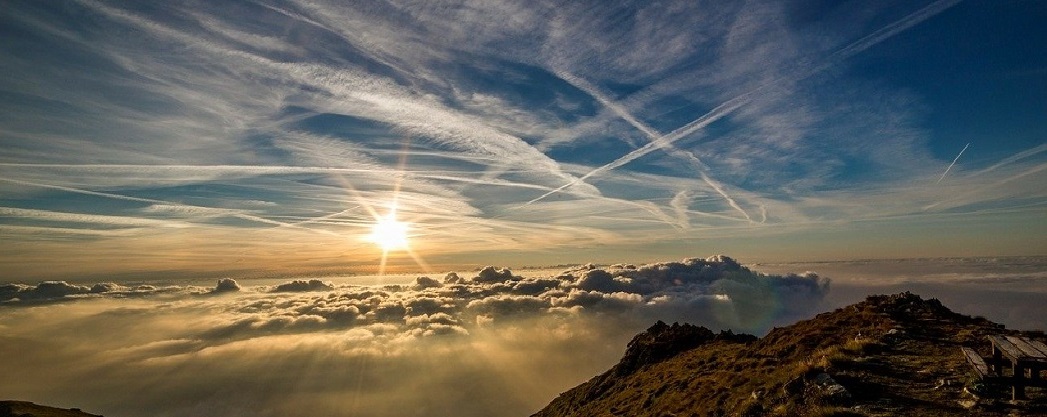 朝日に照らされた山々と空の画像
